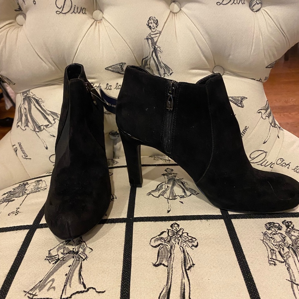 Gorgeous Tahari platform suede boots NWT